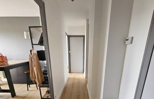 Couloir rénové en vinyle coloris chêne clair