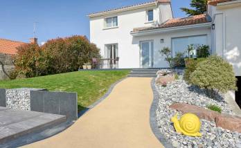 jardin de maison avec chemin en à Hom (14 220) 