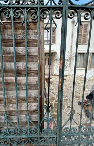 Restauration et repose d’un portail ancien à Troyes serrure