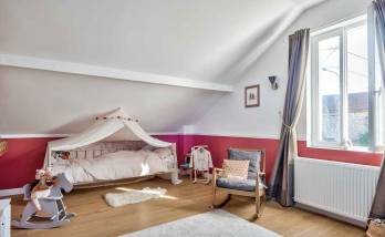 Aménagement d'une charmante chambre d'enfant sous les combles - La Maison des Travaux Paris 17