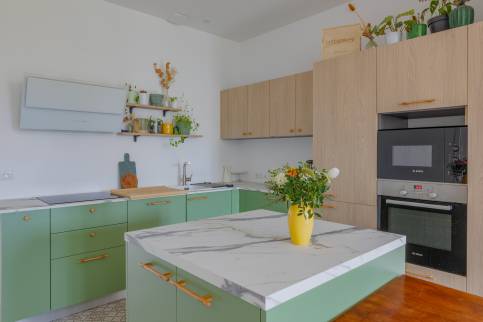 Lyon (69009) : cuisine avec de nombreux rangements et l'electroménager encastré