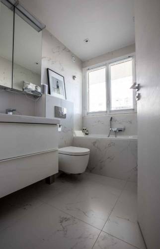 salle de bain en marbre à Boulogne Billancourt