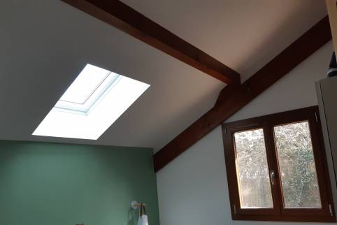 Aménagement d'une chambre avec fenêtre de toit dans une extension bois - Priay 01