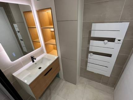Salle de bain rénovée avec meuble vasque et niches murales - Nantes 44