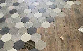 Carrelage imitation parquet avec insertion de carreaux hexagonaux divers gris