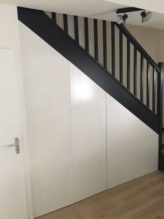 Placard sur mesure aménagé sous l'escalier - Nantes 44