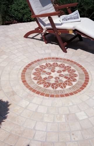 Terrasse pavée en grès d'Inde avec rosace centrale - Cassis - 13260 -