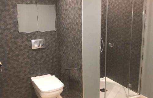 Création d'une salle d'eau accolée à la salle de réunion