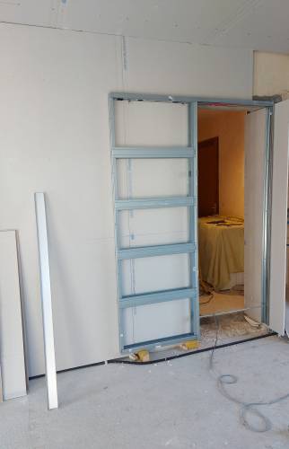 Installation châssis à galandage