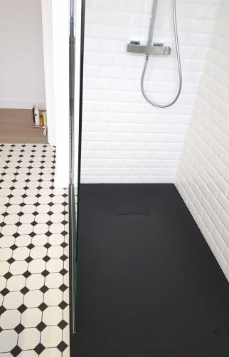 Receveur de douche noir avec faïence carreau de métro