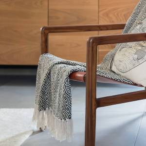 Tapis berbère et canapé spacieux pour un espace chaleureux – Christine ZILLIOX architecte d’intérieur