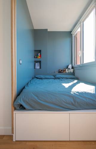 Chambre bleue avec lit double et bureau moderne à Garches.