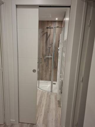 Création de salle de bain avec porte à galandage - Villars-les-Dombes 01330