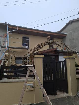 Travaux de ravalement de façade en cours sur une maison - Meximieux 01800