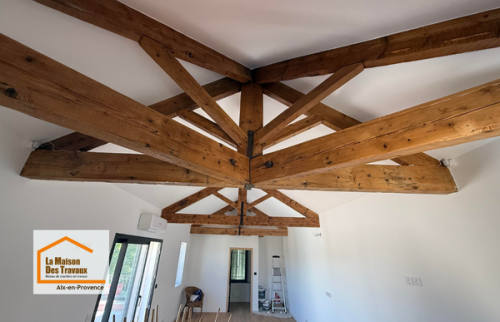Après rénovation complète, ce studio à Aix-en-Provence profite d’une grande ouverture sur la terrasse et d’une vue dégagée sur la Sainte-Victoire. Un projet coordonné par Laurent Nemer, courtier en travaux.
