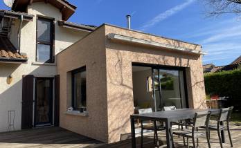 Vue extérieure de la maison après l'extension