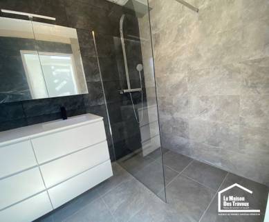 Création d'une salle de bain dans une extension de maison en Bretagne