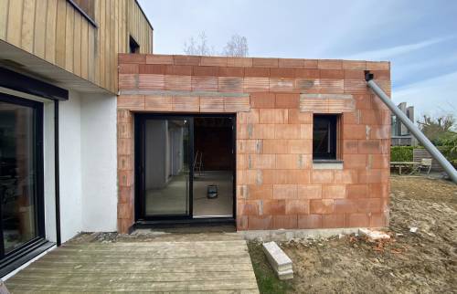 menuiserie aluminium bi-color blanc intérieur et noir extérieur 