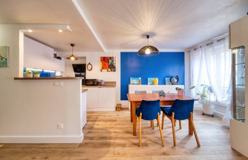 un joli mur bleu majorette qui apporte du pep's