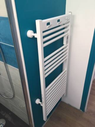 Pose d'un sèche-serviettes électrique dans une salle de bain rénovée - Nantes 44
