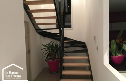 Réalisation d'un escalier sur-mesure en aluminium et bois de chêne double quart tournant