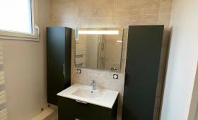 Meuble vasque et colonnes de rangement 