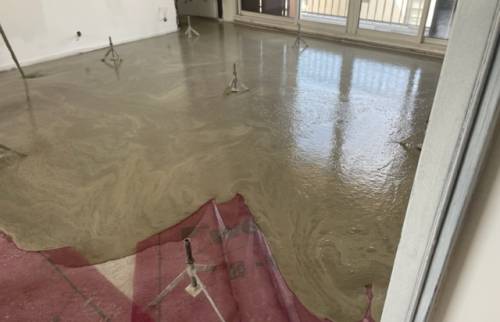 La chape fluide de béton est coulée