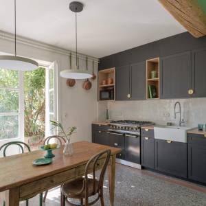 Cuisine rénovée mêlant éléments contemporains et boiseries anciennes à Oullins