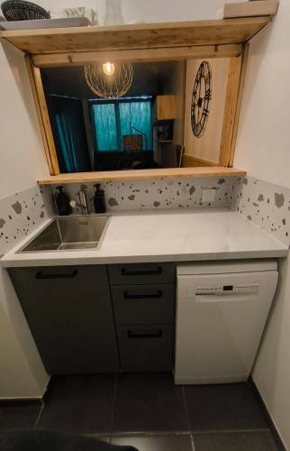 avoriaz-74110-renovation-appartement-cuisine-evier-lave-vaisselle-plan-travail-credence-terrazzo
