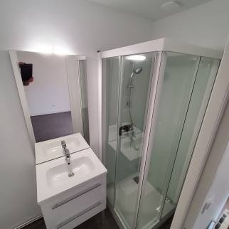 Salle de bain avec cabine de douche et meuble vasque