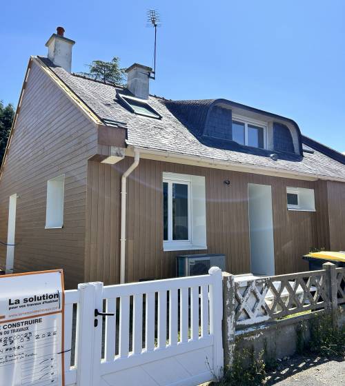 Façade rénovée avec bardage bois après ITE à Bruz