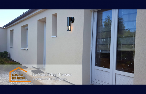 Vue de la porte d'entrée récemment installée, conçue pour être à la fois esthétique et hautement isolante, protégeant l'intérieur des courants d'air.