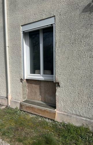 Transformation d’une fenêtre en porte-fenêtre avec volet roulant près de Troyes avant travaux