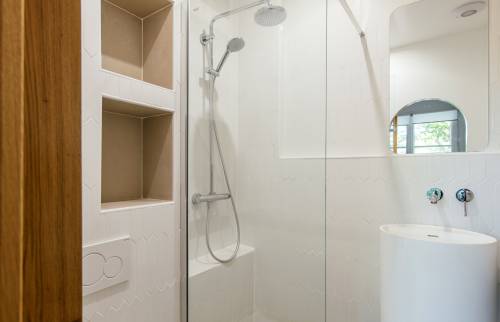 Douche contemporaine avec paroi en verre installée à Boulogne-Billancourt