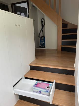 Rangements mi-hauteur du grand meuble dans l'escalier (Essonne 91)