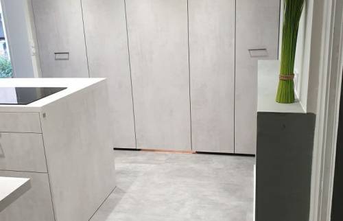 Vue cuisine avec aménagement des placard et fermeture zig zag sur buanderie à Châteaulin (29150)