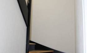 Escalier sur mesure vu d'en bas à Aydat