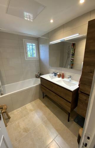 Salle de bain enfant finition bois La Maison Des Travaux Alès