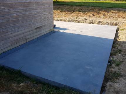 terrasse en Béton Teinté formant un L autour de la maison