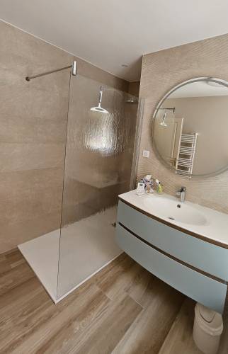 Vue d'ensemble de la salle de bains