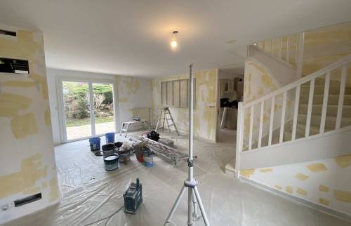 Préparation des murs de la cage d'escalier avant peinture à Craponne 69290