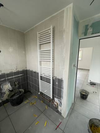 Installation d'un radiateur sèche-serviettes dans une salle de bain en rénovation - Valence 26000