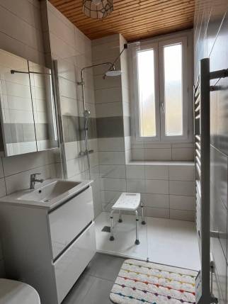 Rénovation de salle de bain avec douche de plain-pied et accessoire PMR - La Séguinière 49280