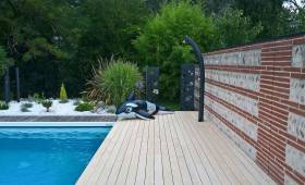 Piscine avec sa douche extérieure