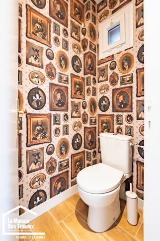 Papier peint original dans les toilettes