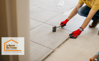Sur cette image, on peut voir un artisan professionnel, équipé des outils appropriés, procéder à la pose des carreaux. 