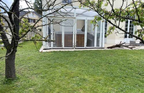 Abri de piscine et spa à Bussy Saint Georges (77)