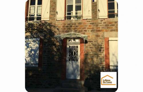 Pose d'une marquise et d'une nouvelle porte d'entrée à Hudimesnil (50510).