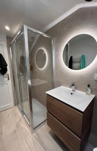 Le miroir rond lumineux rétroéclairé : Un choix très tendance ! 