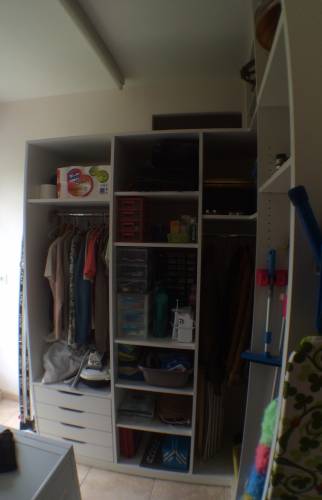 les placards simples de la nouvelle buanderie réduite